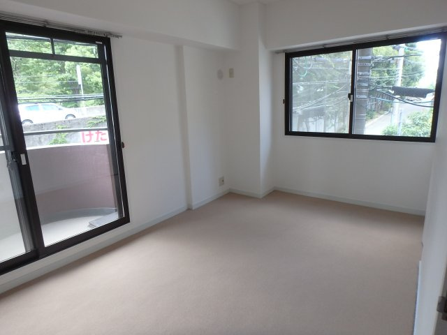 コロナール住吉の洋室