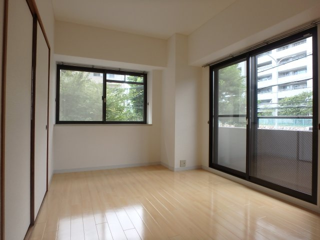 コロナール住吉の洋室