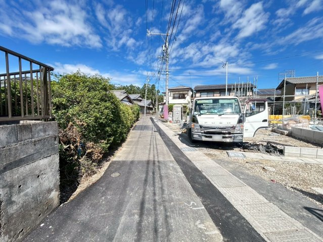 【商談中】クワイエ　一宮市今伊勢町馬寄第13　全4区画分譲の前面道路含む現地写真|「現地（202５年10月23日）撮影」　
■前面道路　
■ヤマダ不動産　株式会社リライフ