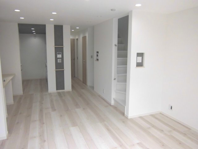 【居間・リビング】 | 中野区沼袋2丁目新築戸建全3棟。 | ゆったりとした居間です