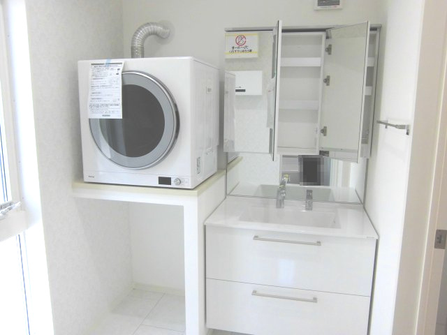 【洗面所】 | 中野区沼袋2丁目新築戸建全3棟。 | スペースが確保できる洗面所です。乾燥機付き
