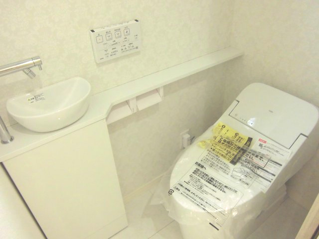 【トイレ】 | 中野区沼袋2丁目新築戸建全3棟。 | 落ち着いた色調のトイレです