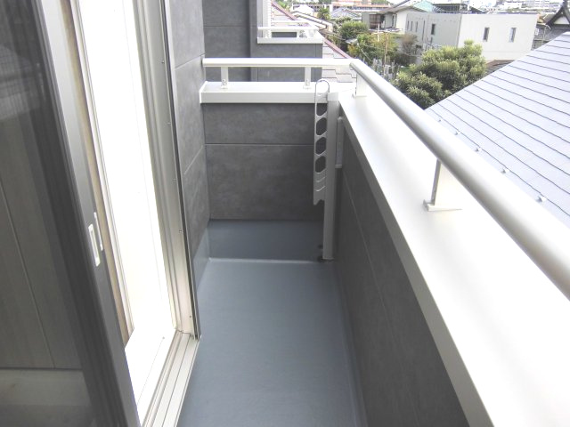 【バルコニー】 | 中野区沼袋2丁目新築戸建全3棟。 | 陽当たり良好なバルコニーです
