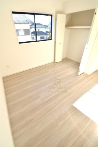 ケイアイフィット　水戸市平須町　13期 　限定1棟！の洋室|折戸を開くと壁面クローゼット。衣類が横一列に並ぶためひと目で洋服が選びやすい！衣類をたくさんお持ちの方もスッキリ片付きます♪