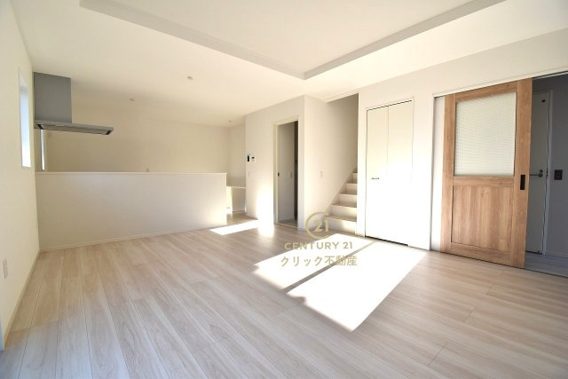 ケイアイフィット　水戸市平須町　13期 　限定1棟！の前面道路含む現地写真|前面道路幅6.1メートル、並列駐車可能。毎日のお車の出し入れがストレスなく行えます！
同メーカー完成物件の内覧が可能です。ご予約はHPから、またお電話でも、お気軽にどうぞ。