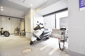 【駐車場】 | バイク置き場。空き区画の有無や駐輪料金、サイズおよび排気量規定などについては、改めてお問い合わせください。～即日のご見学可能～　お問合せはお気軽にどうぞ。