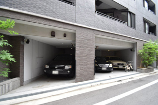 【駐車場】 | マンションの駐車場スペース。空きの有無や駐車料金、サイズ規定などについては、改めてお問い合わせください。～即日のご見学可能～　お問合せはお気軽にどうぞ。