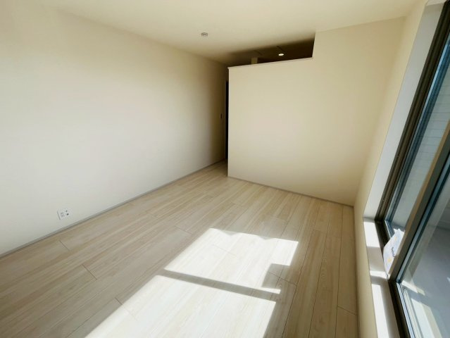 【Livele Garden】　結城郡八千代町東原　全3邸の洋室|〇２号棟　洋室　8帖〇
バルコニー面するウォークインクローゼット付き主寝室。バルコニーへ出入りすることが出来るのでお布団を干す際にとても便利です♪
2026年2月撮影
