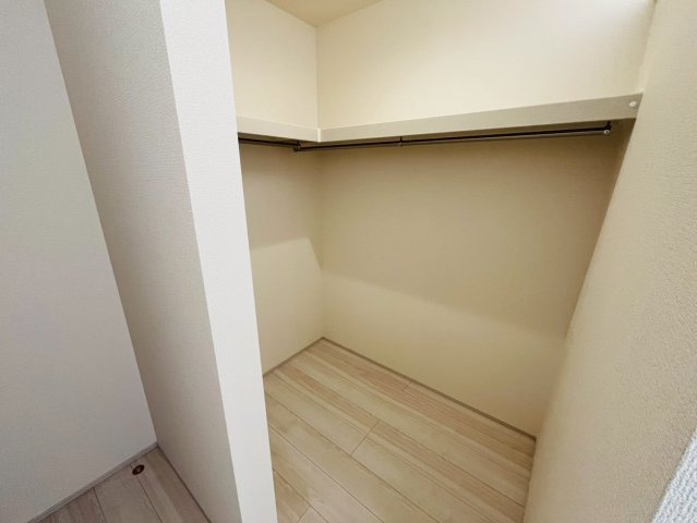 【Livele Garden】　結城郡八千代町東原　全3邸の収納|〇２号棟　ウォークインクローゼット〇
パイプや枕棚で空間を立体的に使います。衣類の種類や使用頻度に合わせて、整頓できます。
2026年2月撮影