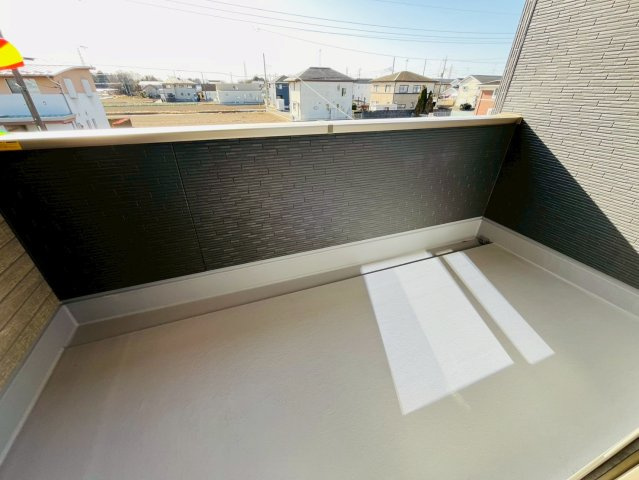 【Livele Garden】　結城郡八千代町東原　全3邸のバルコニー|〇２号棟　バルコニー〇
開放的なバルコニー！屋根付きのインナーバルコニーなら、急な雨でも安心です♪
2026年2月撮影