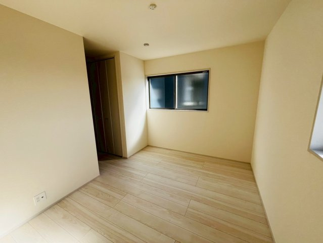 【Livele Garden】　結城郡八千代町東原　全3邸の洋室|〇２号棟　洋室　7帖〇
各居室に収納がございますので最大限お部屋を広く使うことができます♪
2026年2月撮影