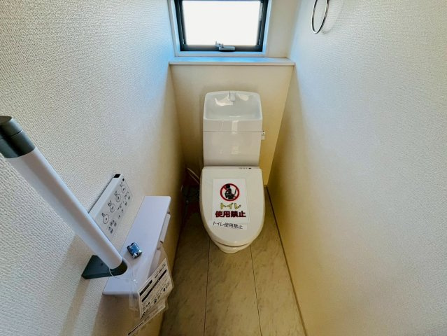【Livele Garden】　結城郡八千代町東原　全3邸のトイレ|〇２号棟　トイレ〇
うれしい手すり＆タオル掛け付きトイレ。ご家族様が多いご家庭の方も安心の1.2階トイレ完備！
2026年2月撮影
