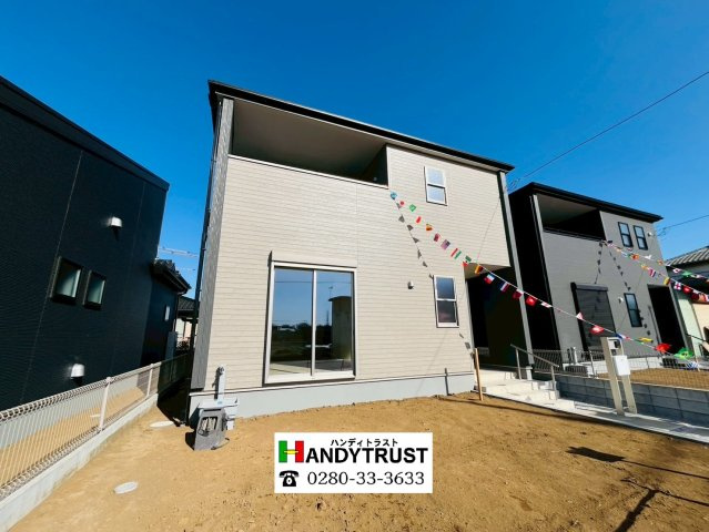 【Livele Garden】　結城郡八千代町東原　全3邸の外観|内覧予約受付中♪カースペース並列3台駐車可！全3棟現場、早くも1棟ご成約済みです♪ぜひ、お気軽にお問い合わせください（＾＾）
2026年2月撮影