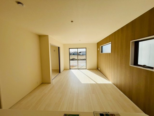 【Livele Garden】　結城郡八千代町東原　全3邸の居間・リビング|〇２号棟　リビング〇
奥行きのあるリビング。対面キッチンなので、家族との会話を楽しみながら料理を作ることができます♪
2026年2月撮影