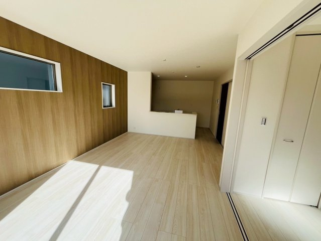 【Livele Garden】　結城郡八千代町東原　全3邸の居間・リビング|〇２号棟　リビング〇
広々16.25帖リビング！長方形の間取りの為、家具の設置もしやすく快適です♪
2026年2月撮影