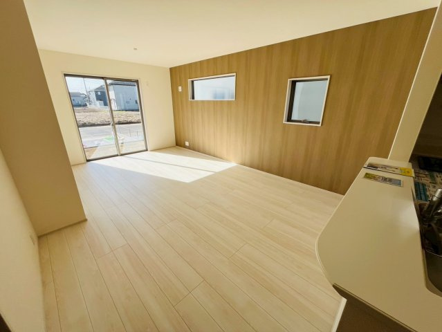 【Livele Garden】　結城郡八千代町東原　全3邸の居間・リビング|〇２号棟　リビング〇
南面には掃出し窓があり、とても明るいリビングです♪
2026年2月撮影