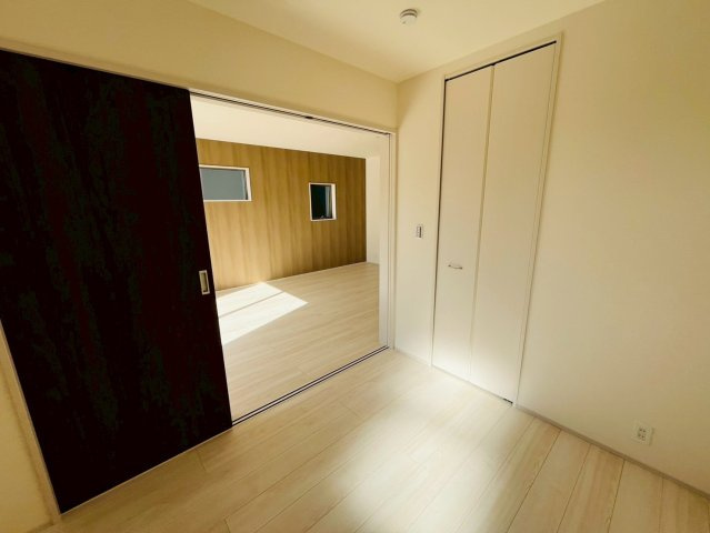 【Livele Garden】　結城郡八千代町東原　全3邸の洋室|〇２号棟　洋室　3.75帖〇
リビングと続き間の洋室です。お子様のお昼寝スペースとしてもご活用いただけます♪リビングにいながらお子様の様子を見守ることができます（＾＾）
2026年2月撮影