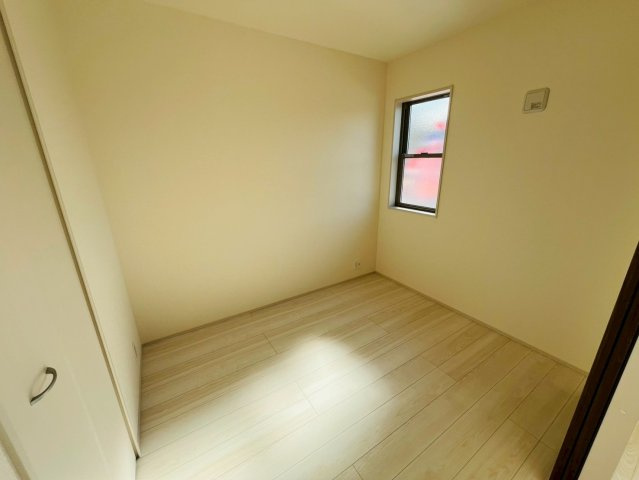 【Livele Garden】　結城郡八千代町東原　全3邸の洋室|〇２号棟　洋室　3.75帖〇
日差しが注ぎ、心地よい空間です。
2026年2月撮影