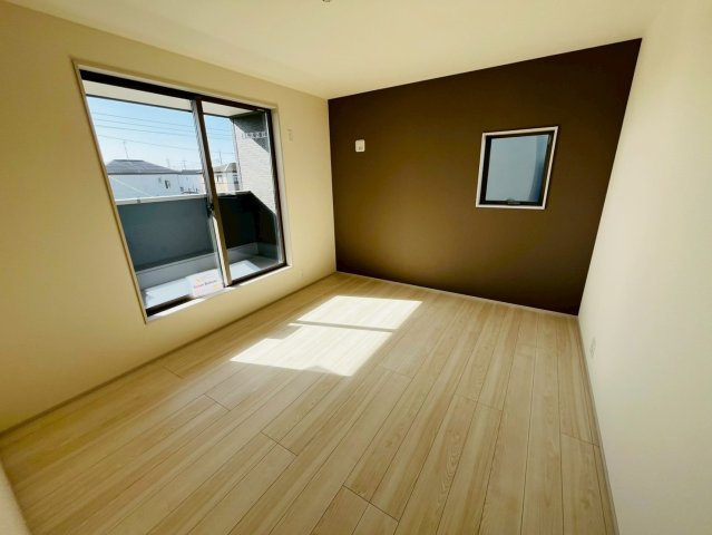 【Livele Garden】　結城郡八千代町東原　全3邸の洋室|〇２号棟　洋室　8帖〇
アクセントクロスがお洒落な主寝室。ウォークインクローゼット付きで大切なお洋服もしっかり収納できます♪
2026年2月撮影