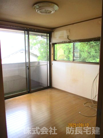 山口市宮野上の中古一戸建の寝室|広くて明るい寝室