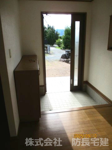 山口市宮野上の中古一戸建の玄関|きれいな玄関です