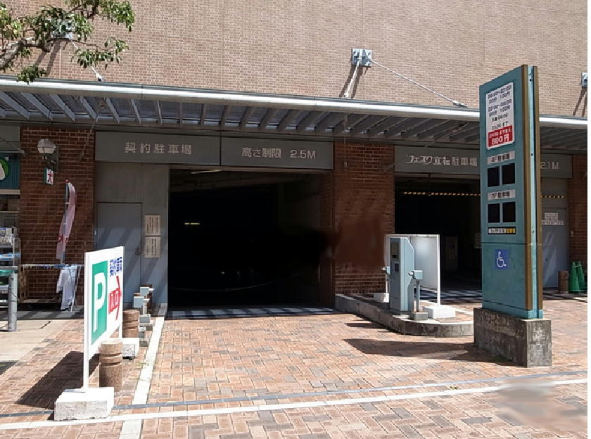 フェスタ立花南館イーストの駐車場