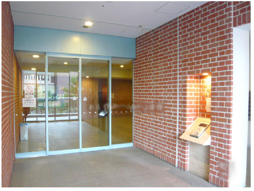 フェスタ立花南館イーストのエントランス