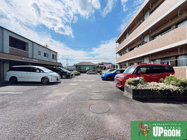 サンシャイン本郷B棟の駐車場