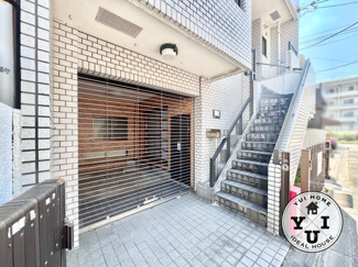 【駐車場】 | 伏見区深草平田町　中古戸建 | ビルトインガレージで大切な車を雨風から守れ、雨の日も濡れずに乗車できます。