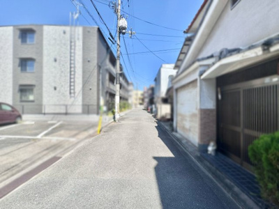 【前面道路含む現地写真】 | 伏見区深草平田町　中古戸建 | 最寄り駅は京阪『伏見稲荷駅』徒歩6分です。JRや地下鉄へも徒歩圏内でアクセスできるので、お出かけや通勤通学にも便利です。