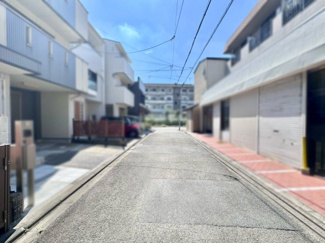【前面道路含む現地写真】 | 伏見区深草平田町　中古戸建 | スーパー・コンビニ・ドラッグストアが徒歩5分圏内にあり、お買物便利な立地です。