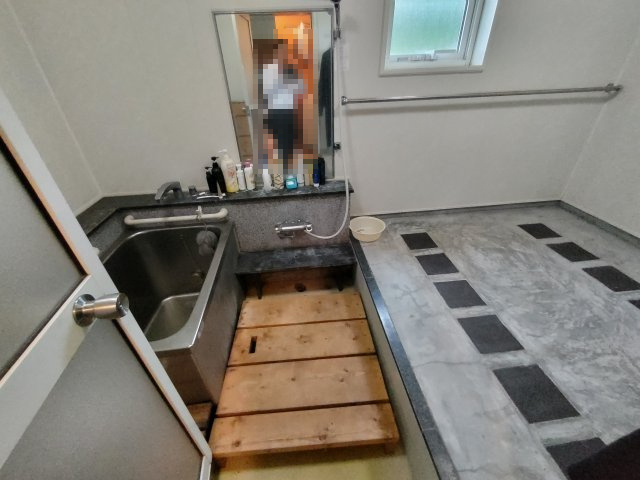 鶴居村【店舗付き住居＋工房】2棟セット売の浴室|右側岩盤浴