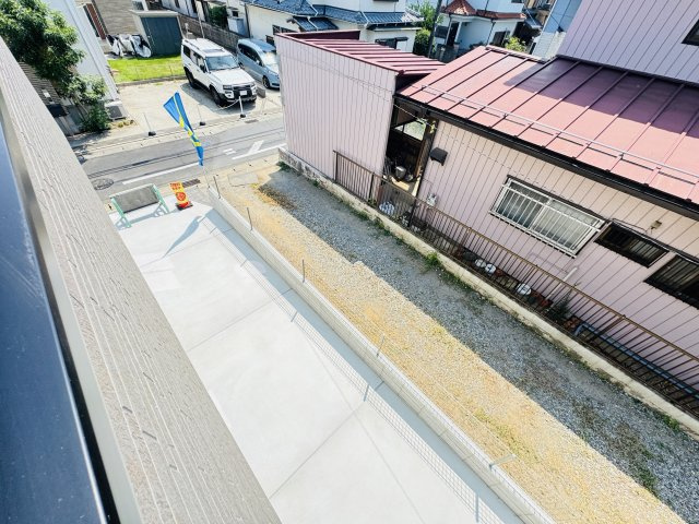 松戸市松飛台新築戸建【松飛台第二小学校：7分】の展望|バルコニーより南側眺望・南側駐車場＆通路につき日当たり良好♪