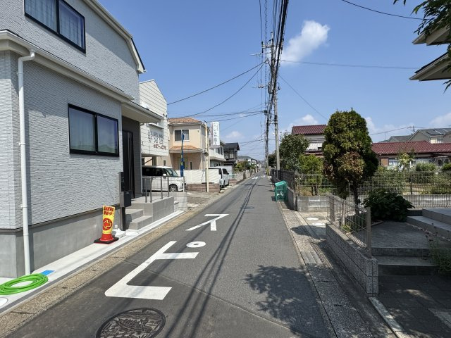 松戸市松飛台新築戸建【松飛台第二小学校：7分】の前面道路含む現地写真|東側前面道路