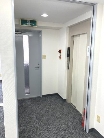 原田ビルの玄関