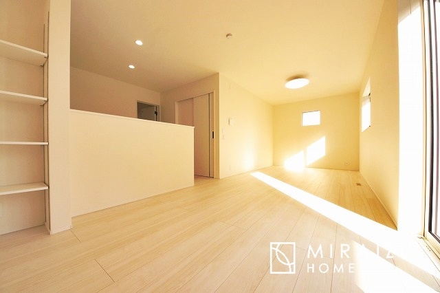 【外観】 | 青く澄み渡った綺麗な空と、陽の光をたっぷりと受ける、そんな新築住宅で新生活をスタートしてみませんか？見学・ご相談等、ミライズホーム(株)までお気軽にご連絡下さい。