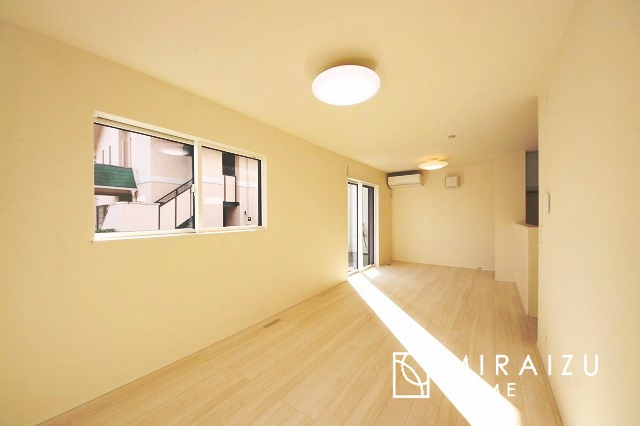 【前面道路含む現地写真】 | 青く澄み渡った綺麗な空と、陽の光をたっぷりと受ける、そんな新築住宅で新生活をスタートしてみませんか？見学・ご相談等、ミライズホーム(株)までお気軽にご連絡下さい♪