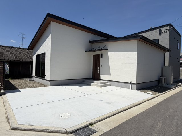 ウィンディストリート朝日町7号地建売住宅の外観|閑静な開発分譲地内に完成した南向き平屋。白を基調とした外観はすっきりとしたデザインで、周囲の街並みに自然と溶け込む佇まいです