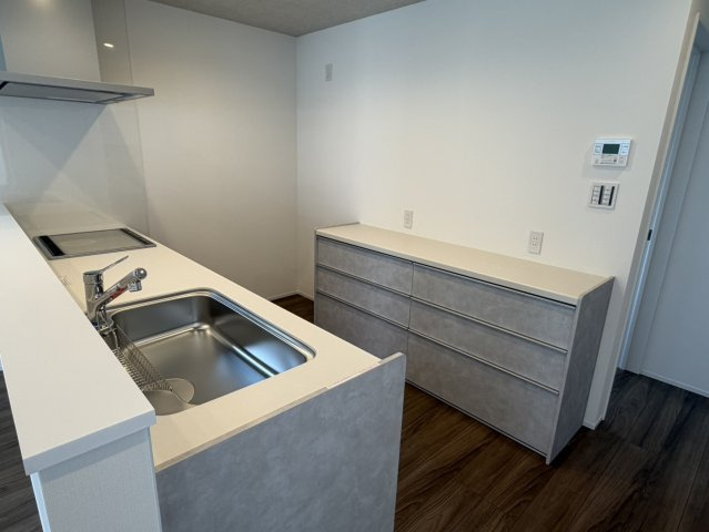 ウィンディストリート朝日町7号地建売住宅のキッチン|使い勝手の良い対面式キッチンは作業スペースもゆったり確保。システムキッチンの収納力と最新設備で、日々の台所仕事が快適になります