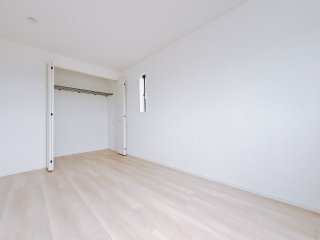 【新築戸建】伊勢崎市柴町第3の洋室|「今日も一日お疲れ様」とご夫婦でゆったりくつろげる寝室。毎日の家事やお仕事に疲れた日はフカフカのベットで癒されてください。テレビや本棚をおいても快適な広さなのが自慢のお部屋です♪