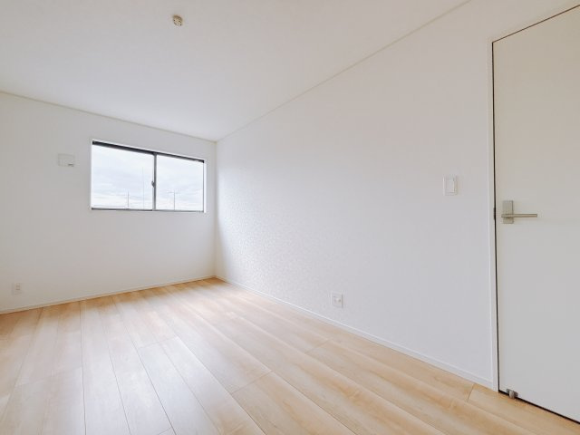 【新築戸建】伊勢崎市柴町第3の洋室|広い寝室ならインテリアも自由自在にお楽しみいただけます♪お外から帰ってきた後は寝室でゆっくり自分の時間をお過ごしください。