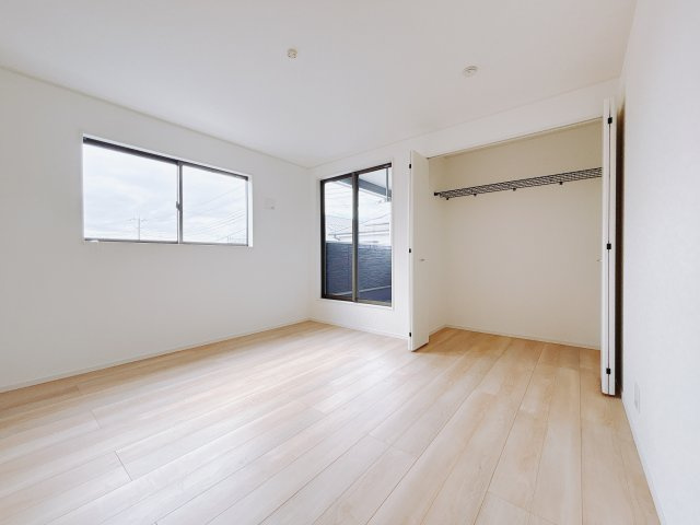 【新築戸建】伊勢崎市柴町第3の洋室|ダブルベッドを置いても充分な広さを2Ｆのお部屋に設けております。お子様と家族みんなで寝るのも夢じゃありません♪窓からは光が差し込むので日中でも明るいお部屋です。