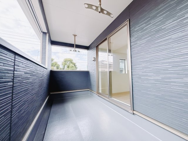 【新築戸建】伊勢崎市柴町第3のバルコニー|バルコニーから入る日差しは暖かく、爽快な朝の目覚めを促してくれます♪洗濯物やお布団を干して太陽の香りを吸い込んだお布団で夜はおやすみください。