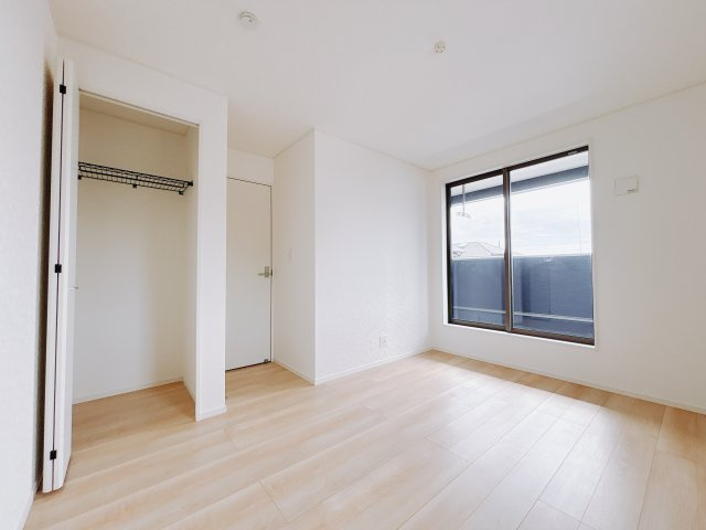 【新築戸建】伊勢崎市柴町第3の洋室|「今日も一日お疲れ様」とご夫婦でゆったりくつろげる寝室。毎日の家事やお仕事に疲れた日はフカフカのベットで癒されてください。テレビや本棚をおいても快適な広さなのが自慢のお部屋です♪