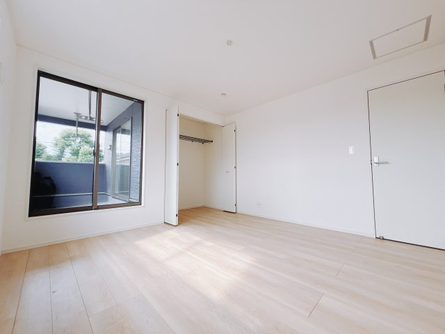 【新築戸建】伊勢崎市柴町第3の洋室|広い寝室ならインテリアも自由自在にお楽しみいただけます♪お外から帰ってきた後は寝室でゆっくり自分の時間をお過ごしください。