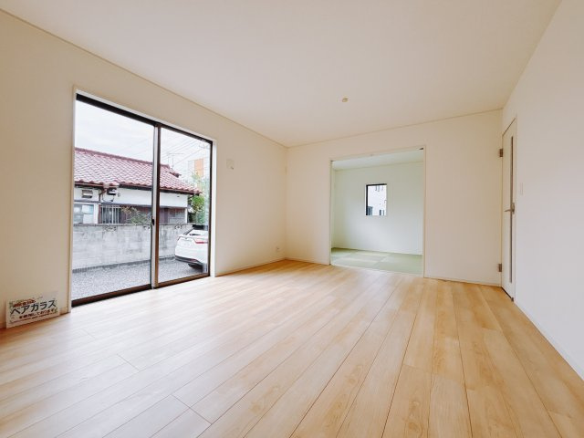 【新築戸建】伊勢崎市柴町第3の居間・リビング|ポカポカ日向ぼっこをしながらお昼寝をするのもいいですね♪明るいリビングに気分も晴れやかに♪