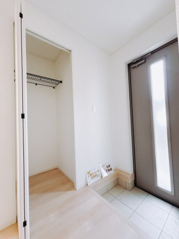 【新築戸建】伊勢崎市柴町第3の玄関|玄関脇にある小さな物入は消臭剤や大切なペットとのお散歩グッズを入れるのにピッタリですね♪