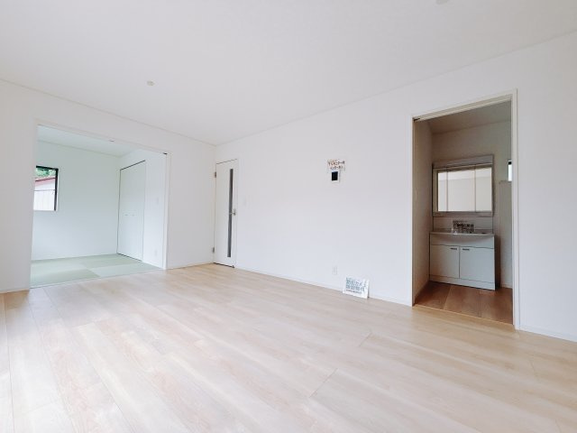 【新築戸建】伊勢崎市柴町第3の居間・リビング|これから長く住むお家のリビングには毎日気持ちのいい日差しが差し込みます。ポカポカ日向ぼっこをしながらお昼寝をするのもいいですね♪明るいリビングに気分も晴れやかに♪