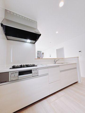 【新築戸建】伊勢崎市柴町第3のキッチン|お料理ができたら「これ運んで～♪」と手渡しが出来ます。対面キッチンなのでリビングと一体感があり、広々とした空間の中で楽しく食事やお菓子作りが出来ますね♪