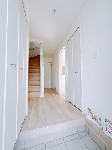 【新築戸建】伊勢崎市柴町第3の玄関|毎日の「いってらっしゃい」や「お帰りなさい」を大切なご家族と過ごす玄関は〈使いやすさ〉を追求しております。玄関横の物入は急な来客時でもさっとお片付けできるスペースを確保しています。